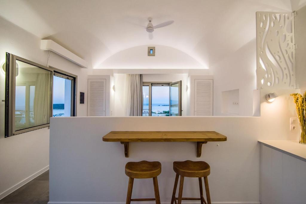 Fotografie z fotogalerie ubytování Makrikythera Luxury Suites - Private Pool or Hot Tub Suites v destinaci Diakofti