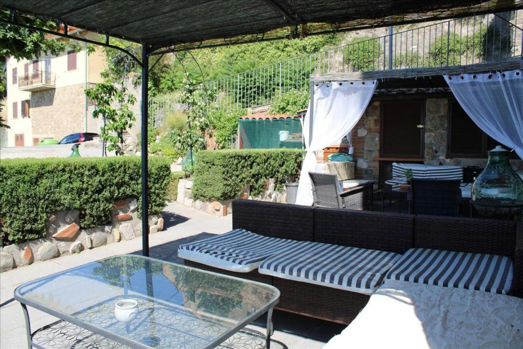 Patio lub wspólna przestrzeń na świeżym powietrzu w obiekcie Tuscan Farmhouse with 7 Apartments for max 30 persons