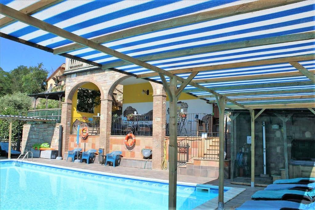 Basen w obiekcie Tuscan Farmhouse with 7 Apartments for max 30 persons lub w pobliżu