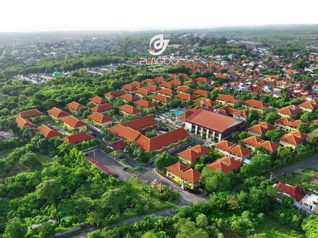 uma vista superior de um campus escolar com telhados vermelhos em Plagoo Holiday Hotel em Nusa Dua