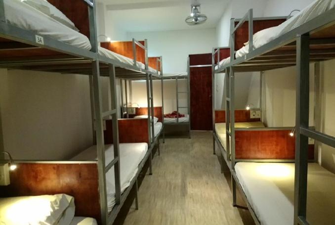 Una cama o camas cuchetas en una habitación  de Tony Central Hostel