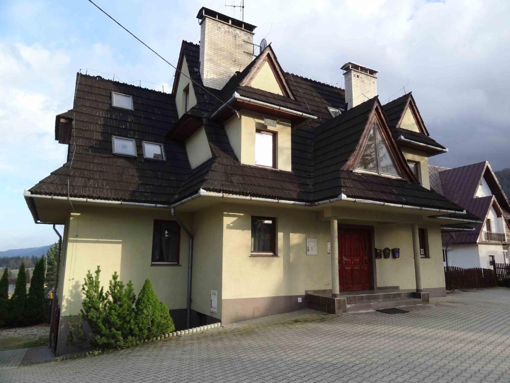 コシチェリスコにあるApartament Księżycowyの黒屋根の家