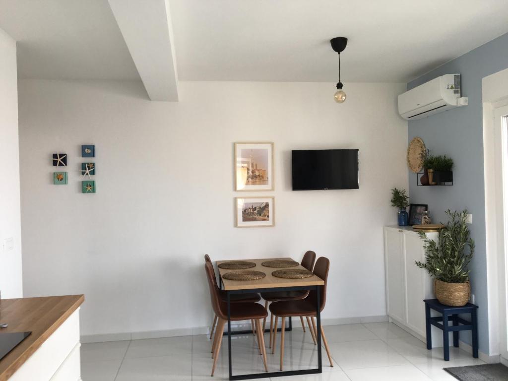kuchnia i jadalnia ze stołem i krzesłami w obiekcie Apartment Ivetka w Rabie