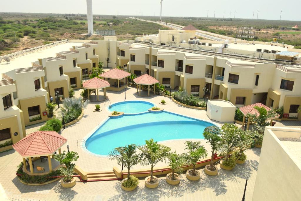 een luchtzicht op een appartementencomplex met een zwembad bij The Sky Imperial Bapu's Resort in Dwarka