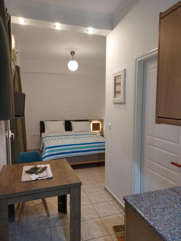 Ένα ή περισσότερα κρεβάτια σε δωμάτιο στο ADLER 2 Cozy 2 persons apartment downtown Piraeus