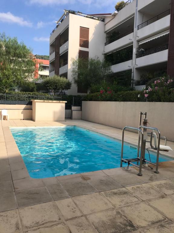 une piscine devant un immeuble dans l'établissement Apt In The City Center Residence With Pool, à Saint-Raphaël