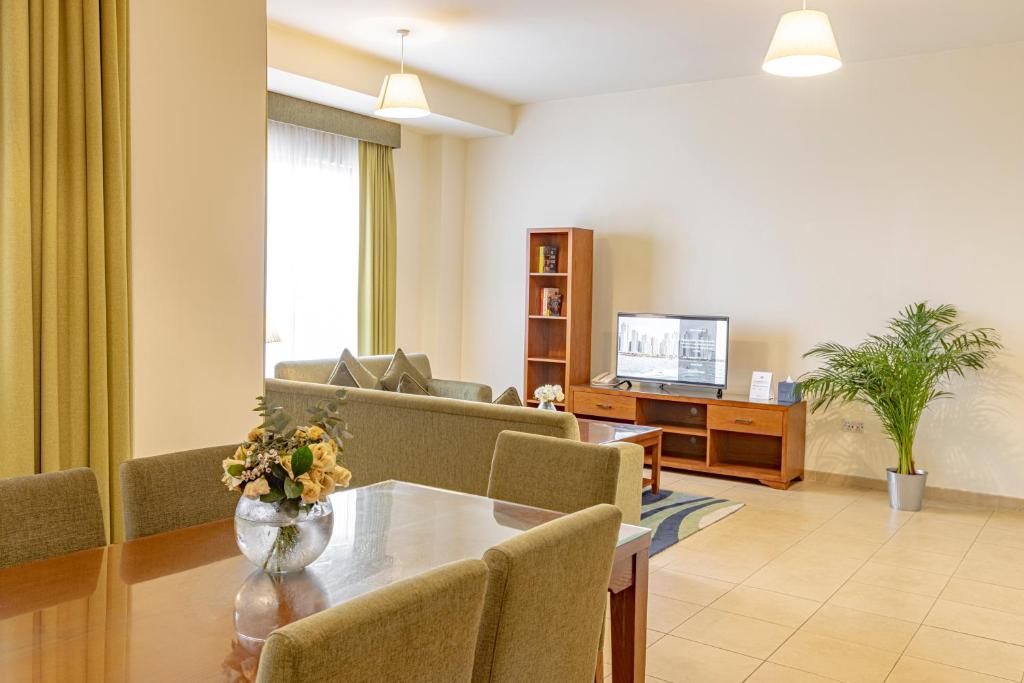 TV a/nebo společenská místnost v ubytování Roda Amwaj Suites Jumeirah Beach Residence