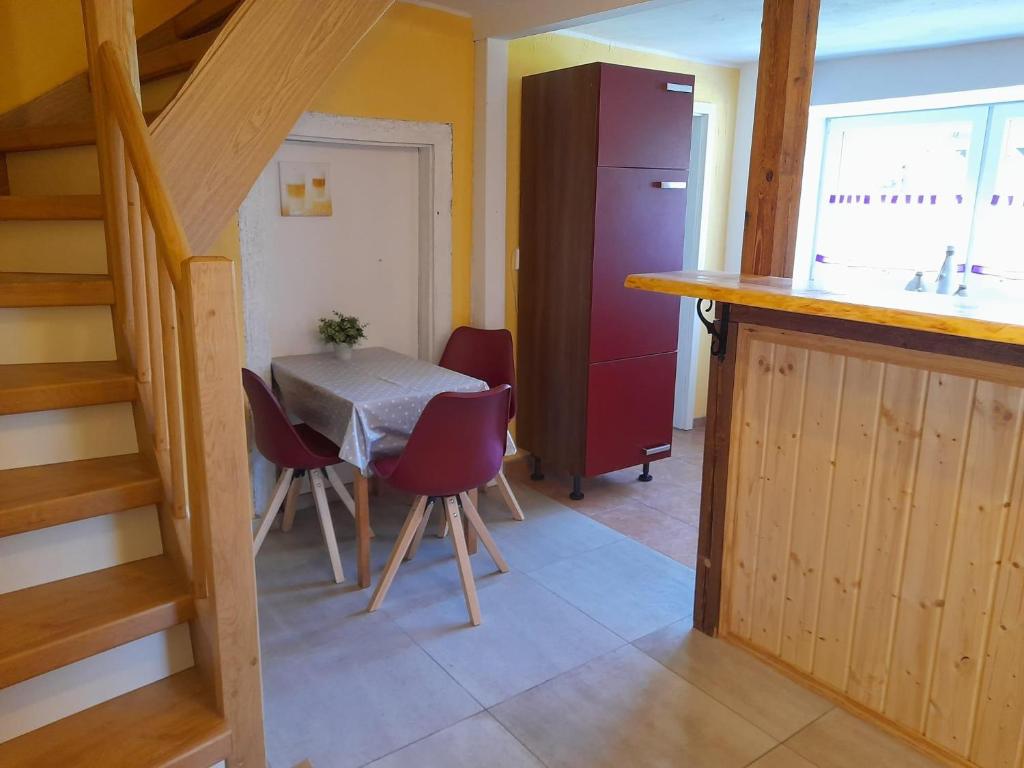 een keuken en eetkamer met een tafel en stoelen bij Ferienwohnung Toskana Traum in Schönburg