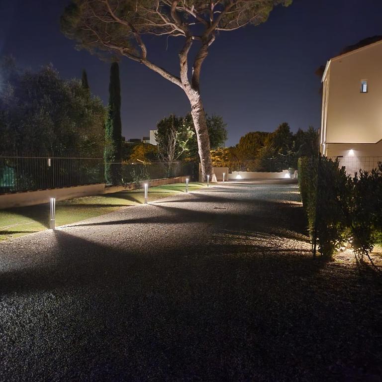 LA VILLA APARTMENTS - Convenient for Sardinia and Corsica - 4 beds - Private Parking included with Camera - Apartment With Garden View