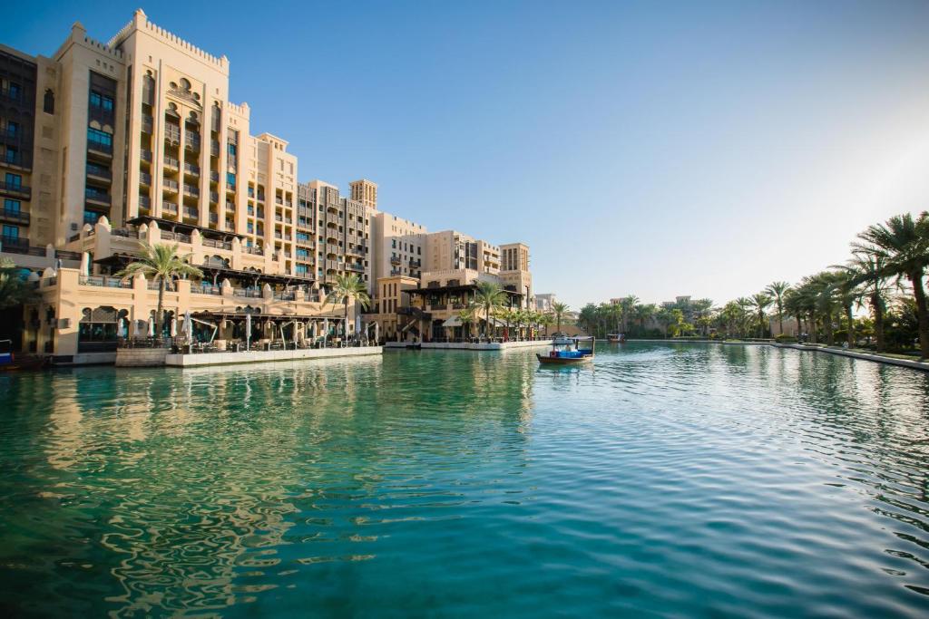 vista su un fiume in una città con edifici di Jumeirah Mina Al Salam Dubai a Dubai