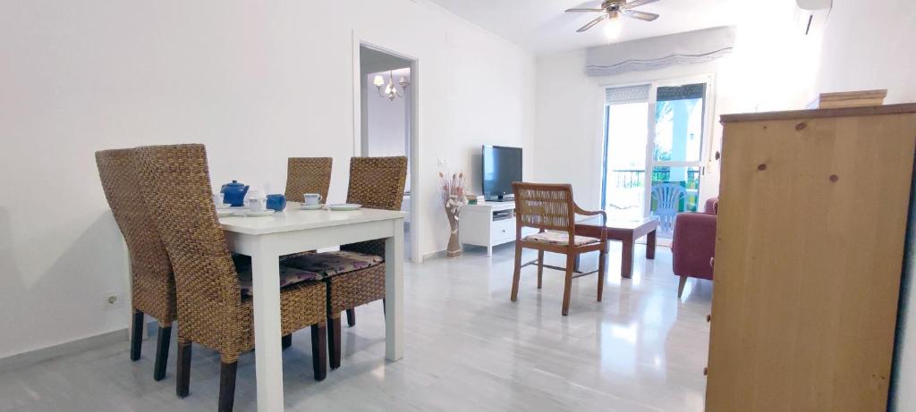ein Esszimmer mit einem weißen Tisch und Stühlen in der Unterkunft Laguna Beach - Coral Side in Torrox Costa