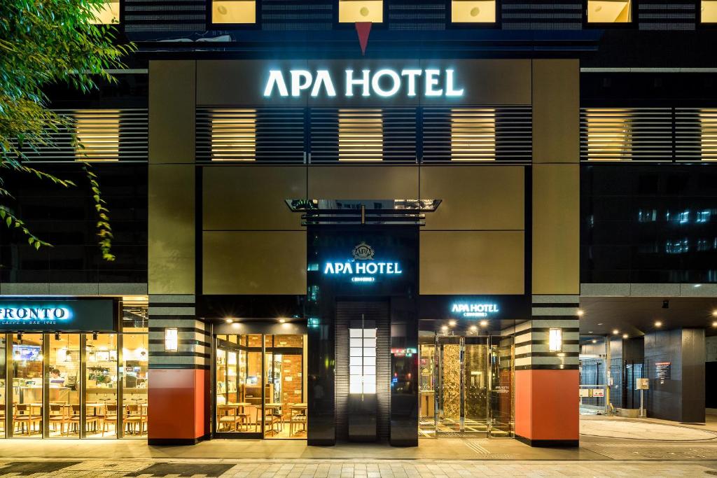 een gevel van een na hotel 's nachts bij APA Hotel Higashi-Nihombashi-Ekimae in Tokyo