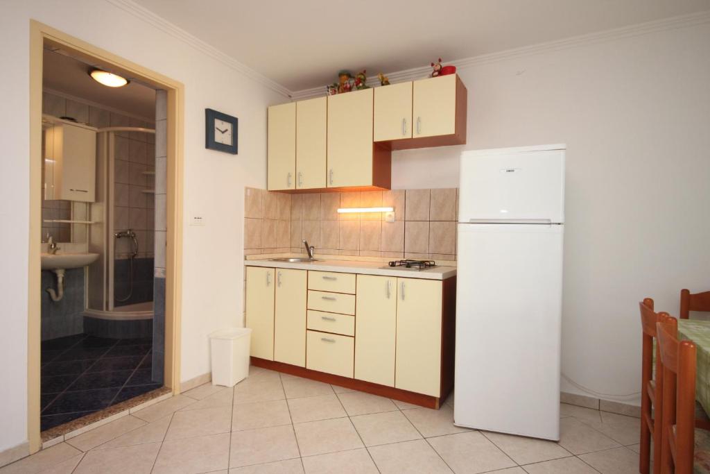 Kuchyňa alebo kuchynka v ubytovaní Apartments by the sea Zubovici, Pag - 6356
