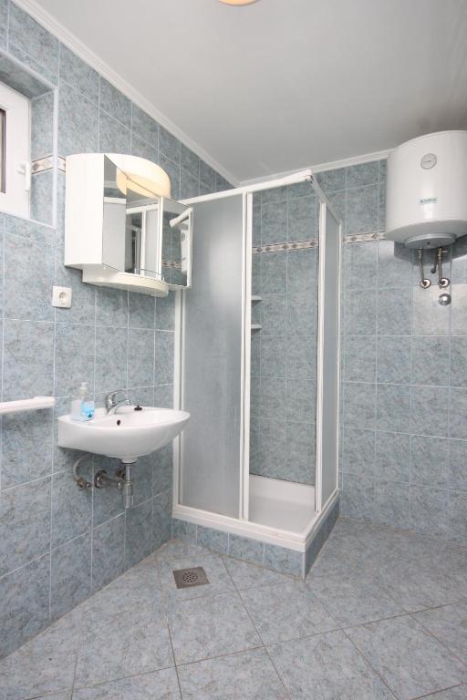 Kúpeľňa v ubytovaní Apartments by the sea Zubovici, Pag - 6356