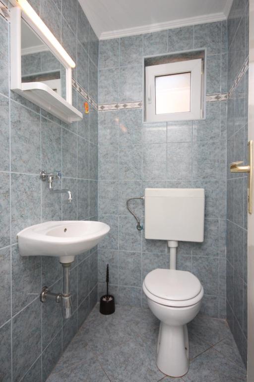 Kúpeľňa v ubytovaní Apartments by the sea Zubovici, Pag - 6356