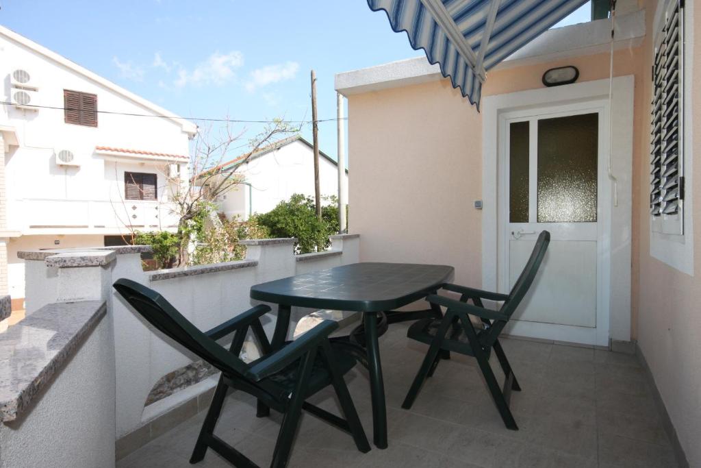 Balkón alebo terasa v ubytovaní Apartments by the sea Zubovici, Pag - 6356