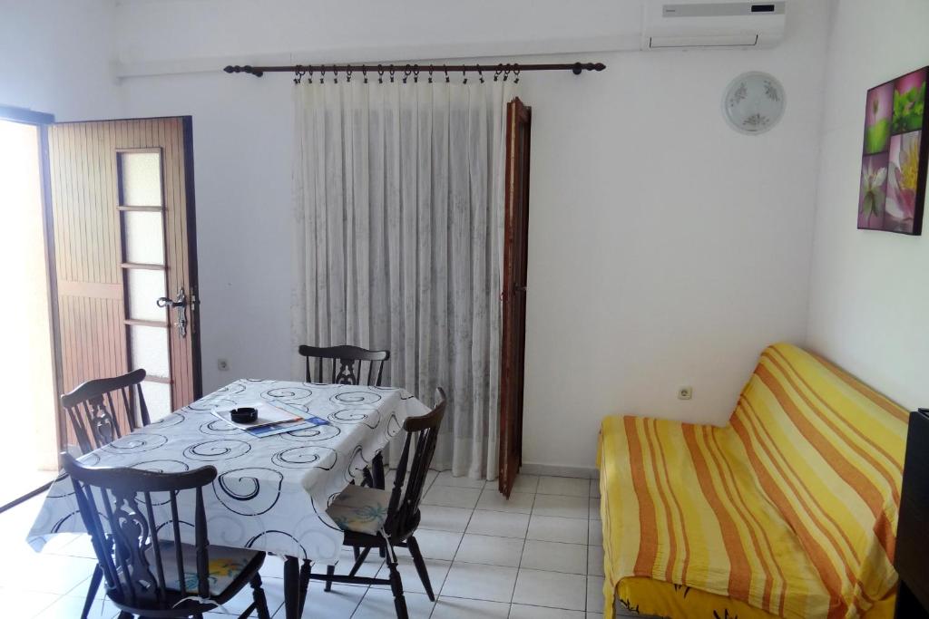 Zdjęcie z galerii obiektu Apartments by the sea Pag - 6272 w mieście Pag