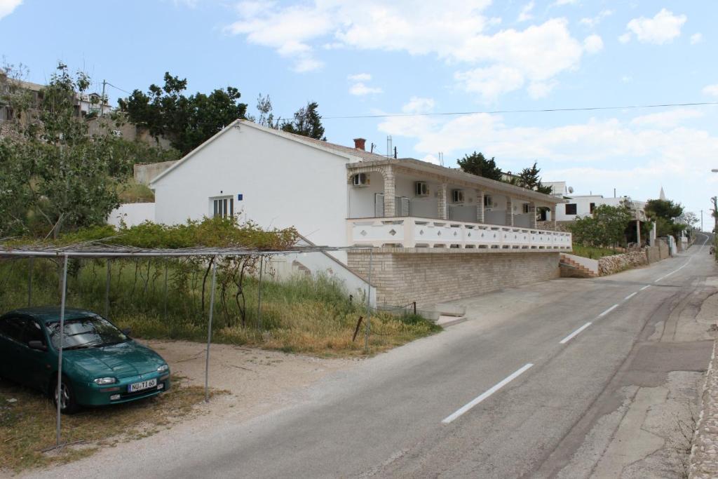 Zdjęcie z galerii obiektu Apartments and rooms with parking space Zubovici, Pag - 6357 w mieście Zubovići