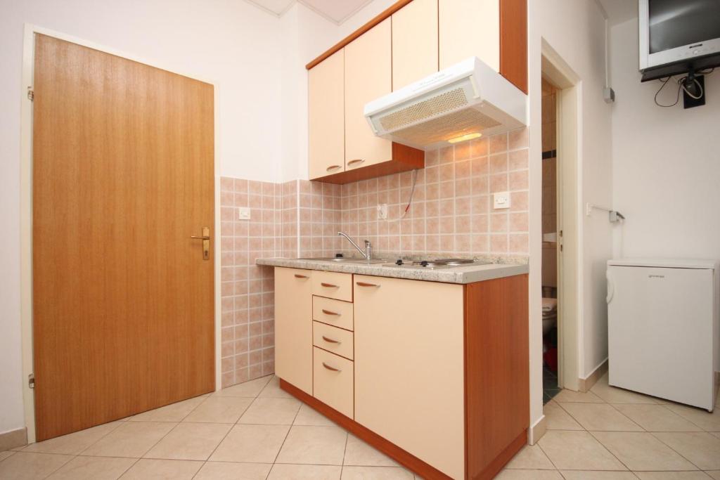 Zdjęcie z galerii obiektu Apartments and rooms with parking space Zubovici, Pag - 6357 w mieście Zubovići