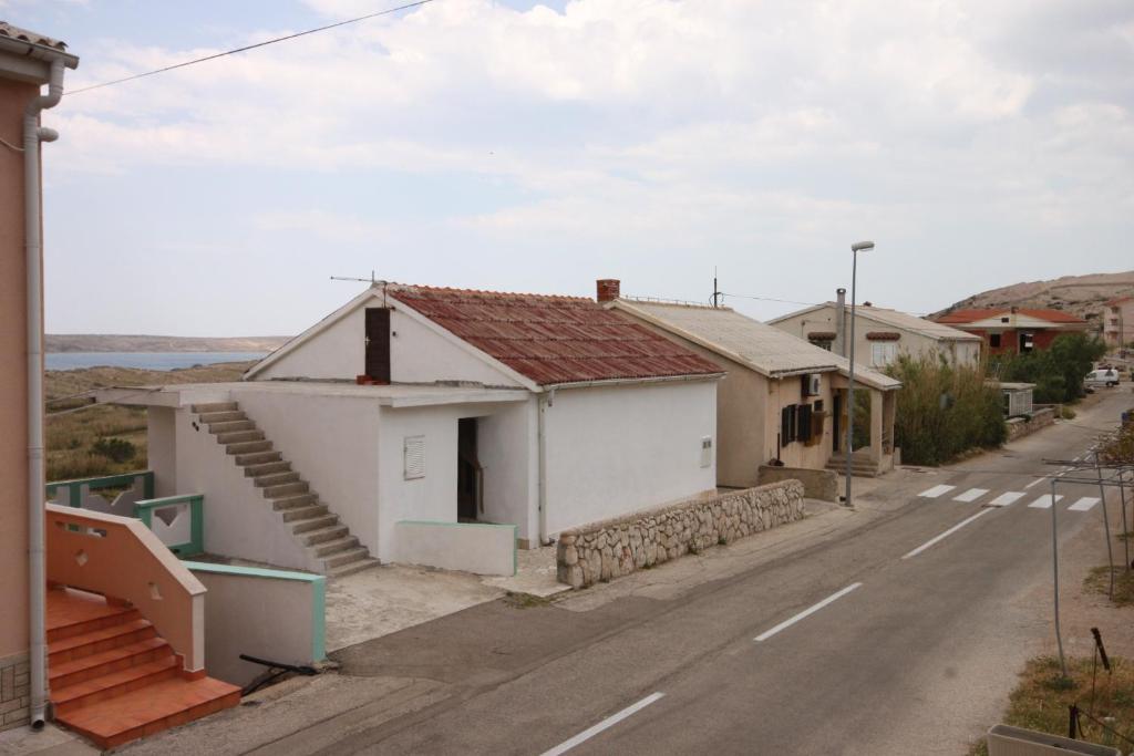 Zdjęcie z galerii obiektu Apartments and rooms with parking space Zubovici, Pag - 6357 w mieście Zubovići