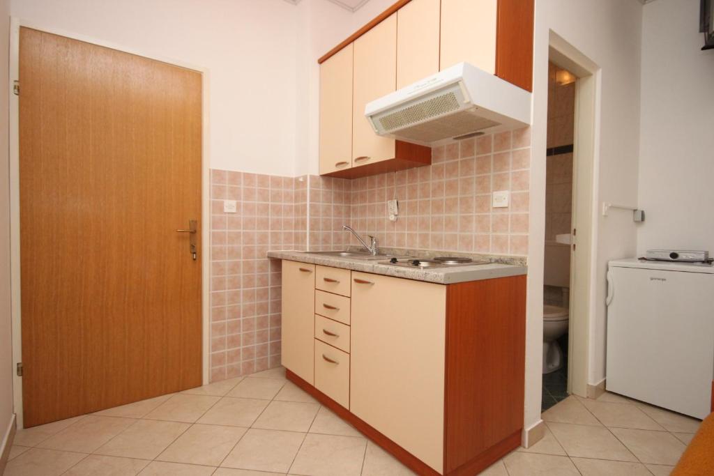 Zdjęcie z galerii obiektu Apartments and rooms with parking space Zubovici, Pag - 6357 w mieście Zubovići
