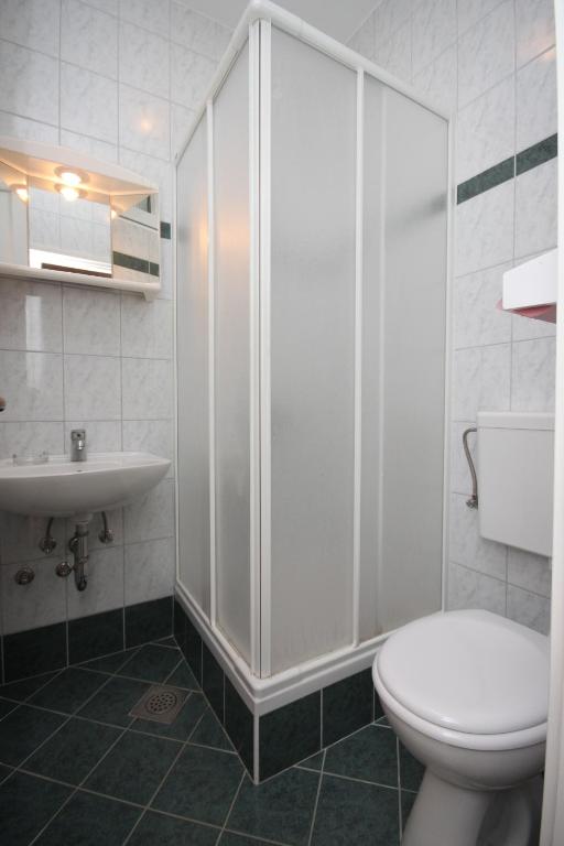 Zdjęcie z galerii obiektu Apartments and rooms with parking space Zubovici, Pag - 6357 w mieście Zubovići