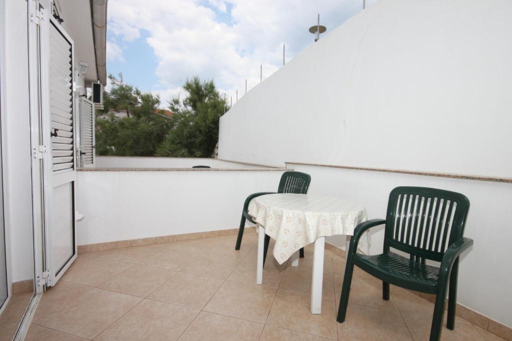 Zdjęcie z galerii obiektu Apartments and rooms with parking space Zubovici, Pag - 6357 w mieście Zubovići