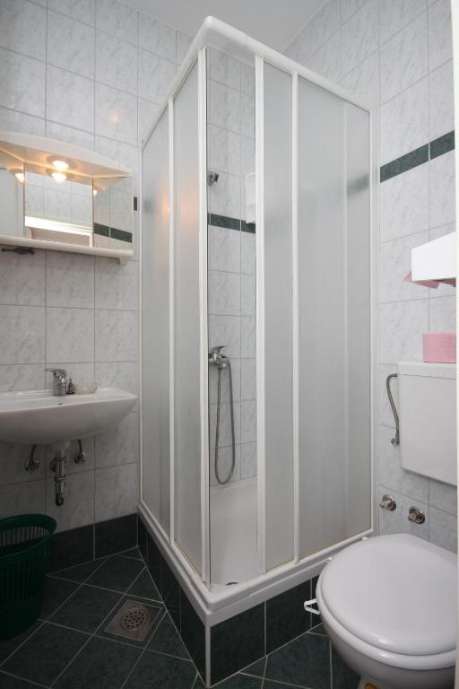 Zdjęcie z galerii obiektu Apartments and rooms with parking space Zubovici, Pag - 6357 w mieście Zubovići