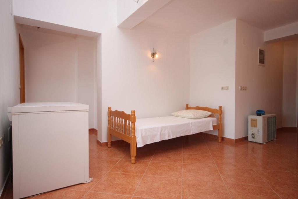Łóżko lub łóżka w pokoju w obiekcie Family friendly seaside apartments Kustici, Pag - 6376