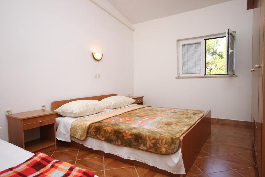 Łóżko lub łóżka w pokoju w obiekcie Family friendly seaside apartments Kustici, Pag - 6376