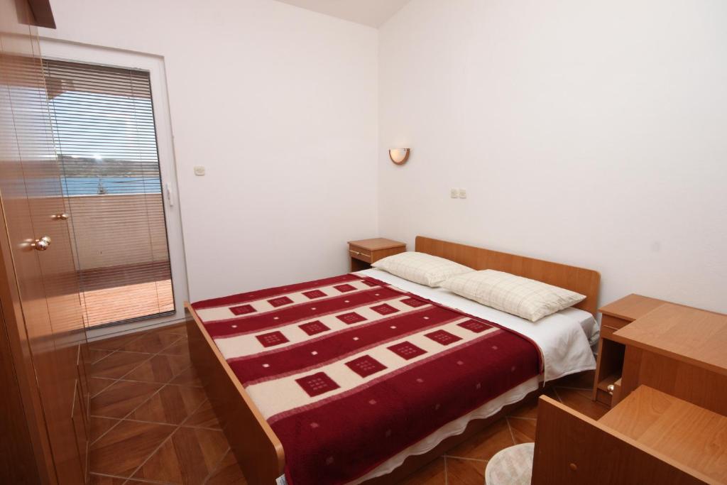 Łóżko lub łóżka w pokoju w obiekcie Family friendly seaside apartments Kustici, Pag - 6376