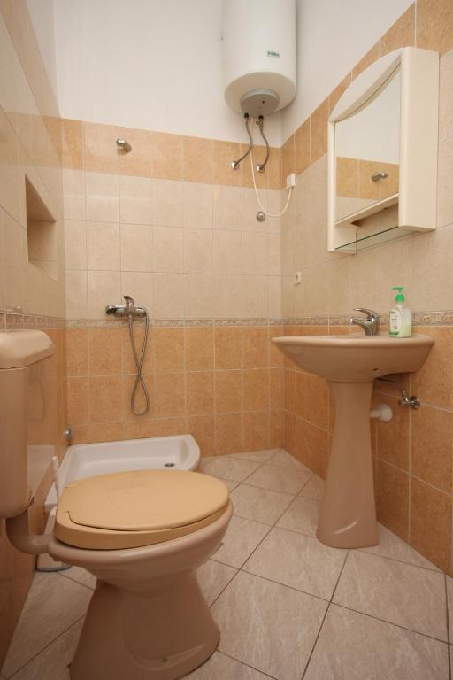 Łazienka w obiekcie Family friendly seaside apartments Kustici, Pag - 6376