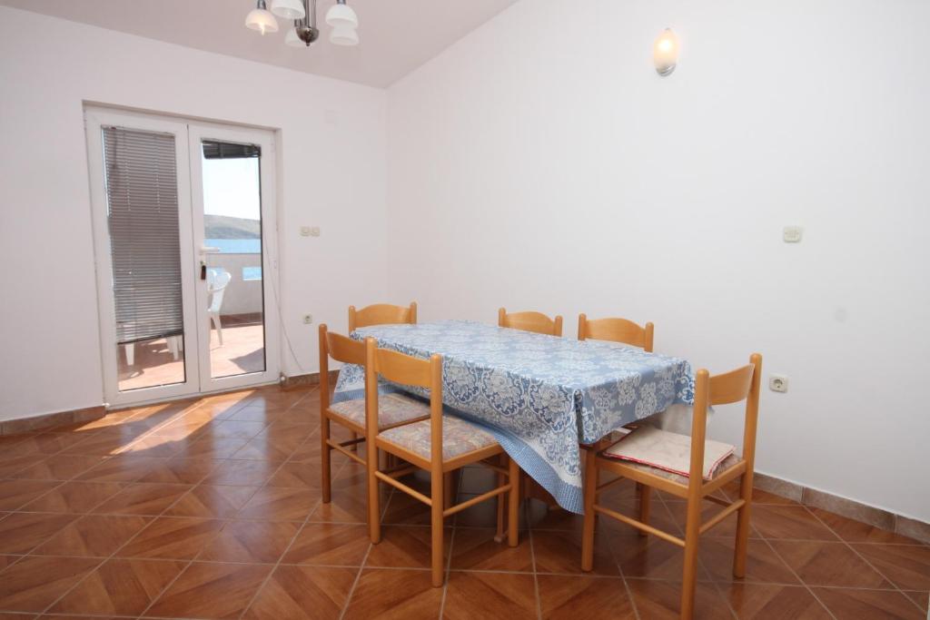 Zdjęcie z galerii obiektu Family friendly seaside apartments Kustici, Pag - 6376 w mieście Kustići