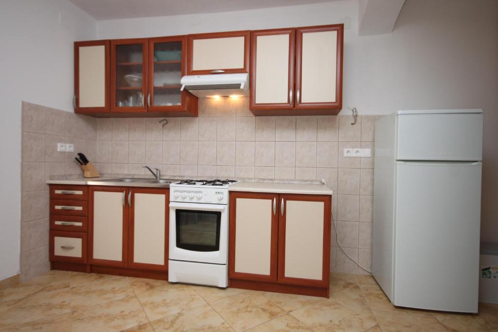 Kuchnia lub aneks kuchenny w obiekcie Family friendly seaside apartments Kustici, Pag - 6376