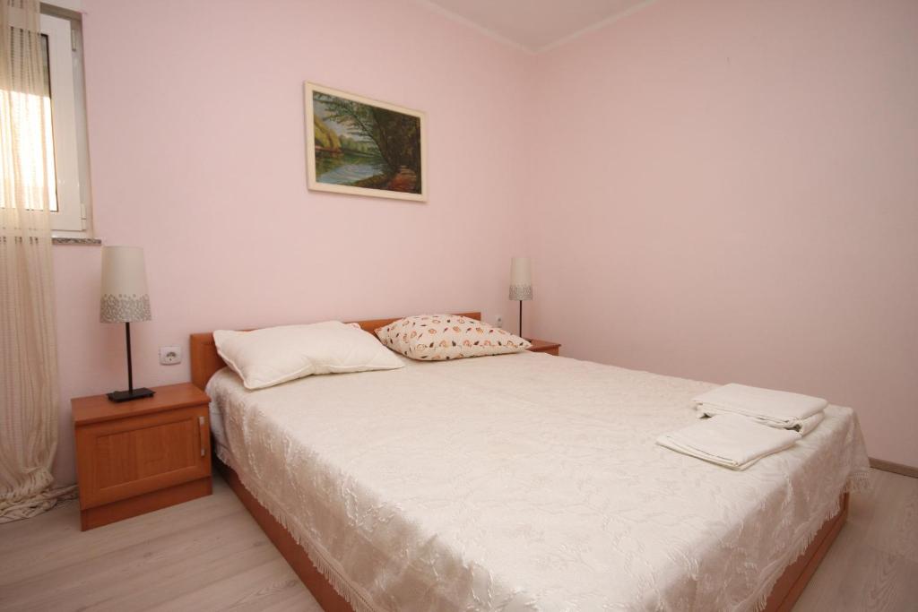 Postel nebo postele na pokoji v ubytování Apartments by the sea Zubovici, Pag - 6394