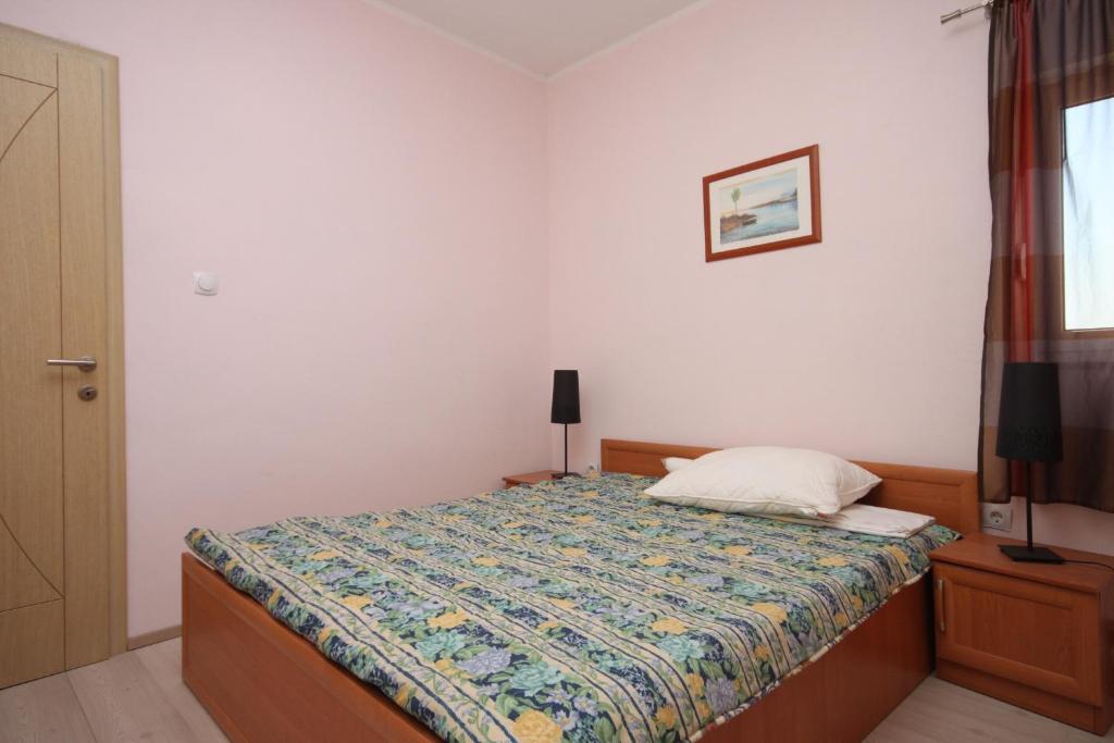 Postel nebo postele na pokoji v ubytování Apartments by the sea Zubovici, Pag - 6394
