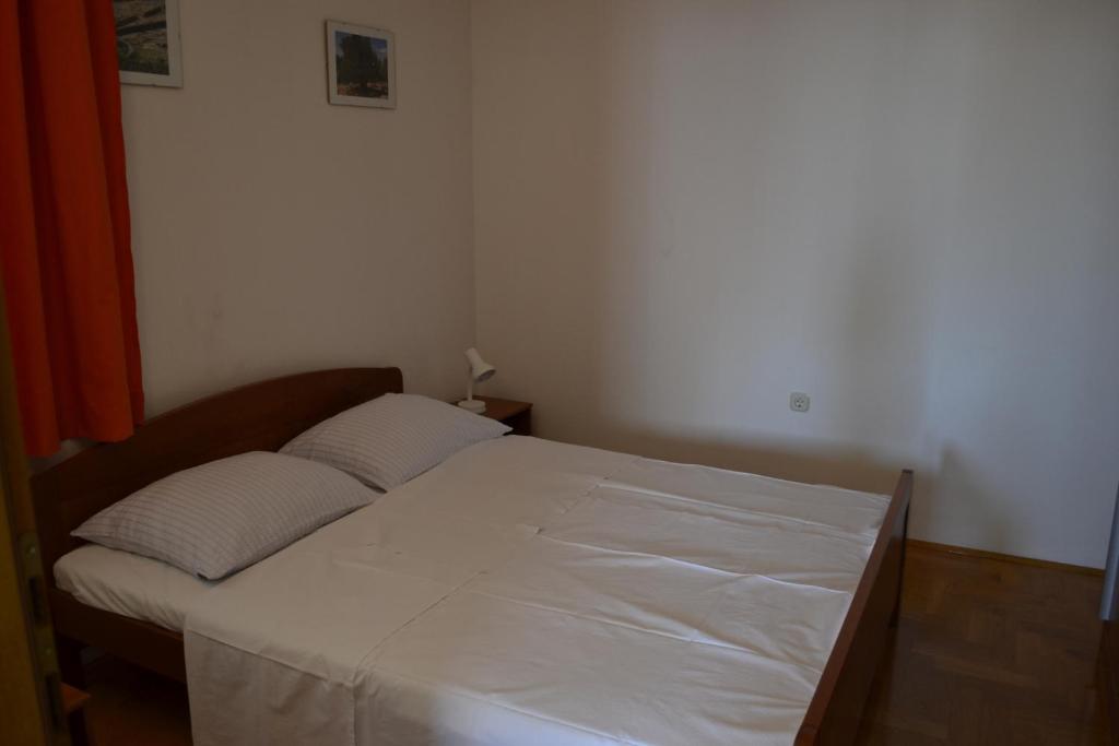 Posteľ alebo postele v izbe v ubytovaní Apartments by the sea Kustici, Pag - 6408