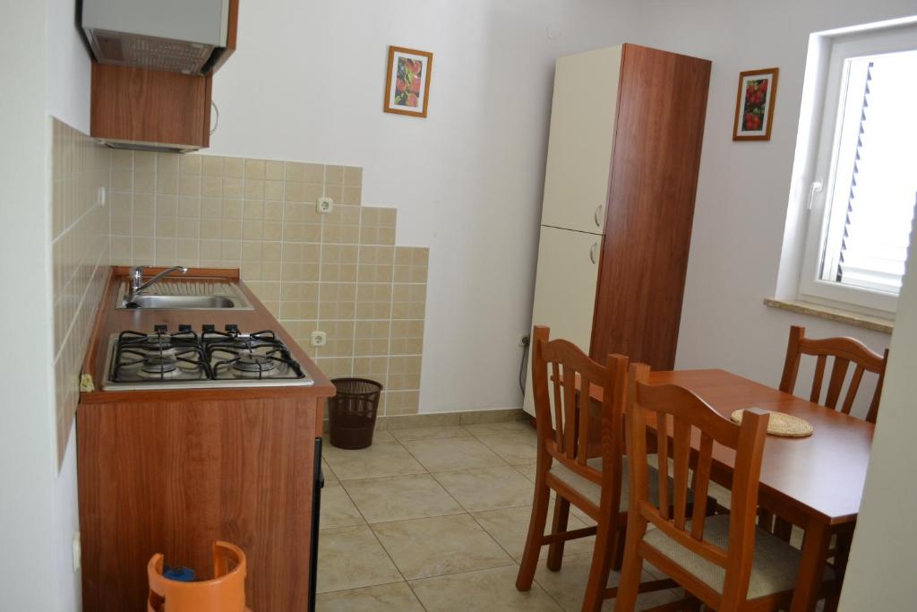 Kuchyňa alebo kuchynka v ubytovaní Apartments by the sea Kustici, Pag - 6408