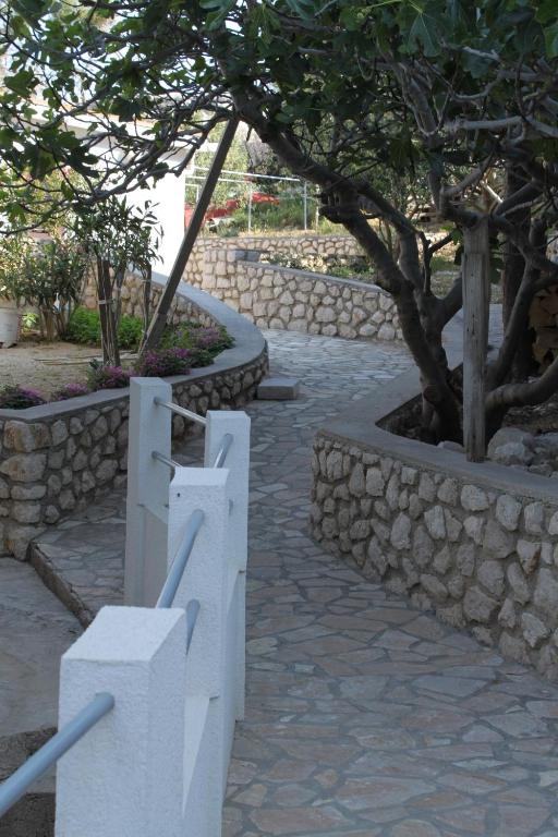 Vonkajšia záhrada v ubytovaní Apartments by the sea Kustici, Pag - 6335