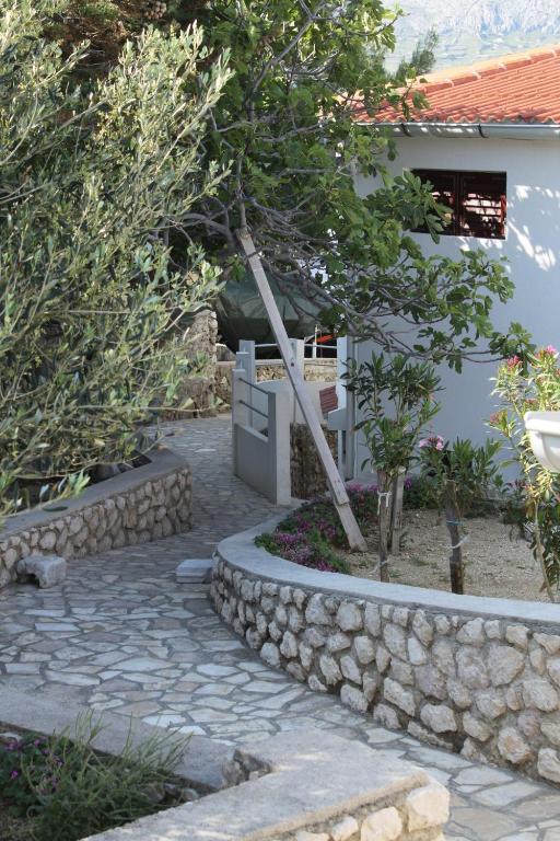Vonkajšia záhrada v ubytovaní Apartments by the sea Kustici, Pag - 6335