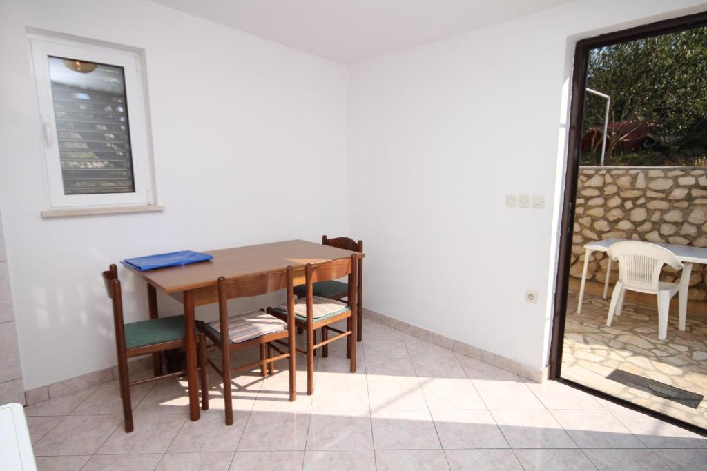 Fotografia z galérie ubytovania Apartments by the sea Kustici, Pag - 6335 v destinácii Zubovići