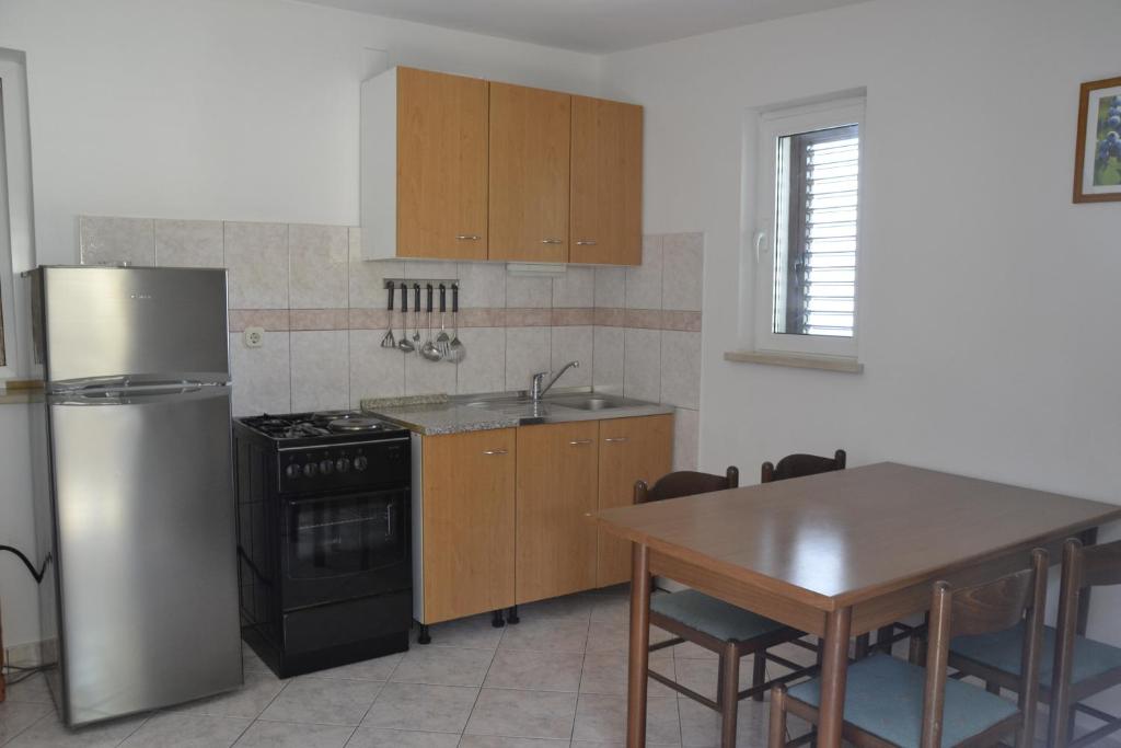 Kuchyňa alebo kuchynka v ubytovaní Apartments by the sea Kustici, Pag - 6335