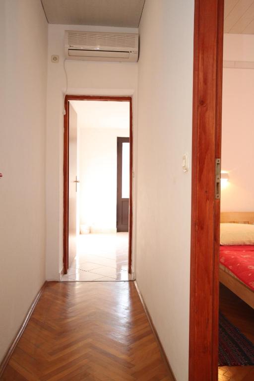 Posteľ alebo postele v izbe v ubytovaní Apartments by the sea Kustici, Pag - 6335