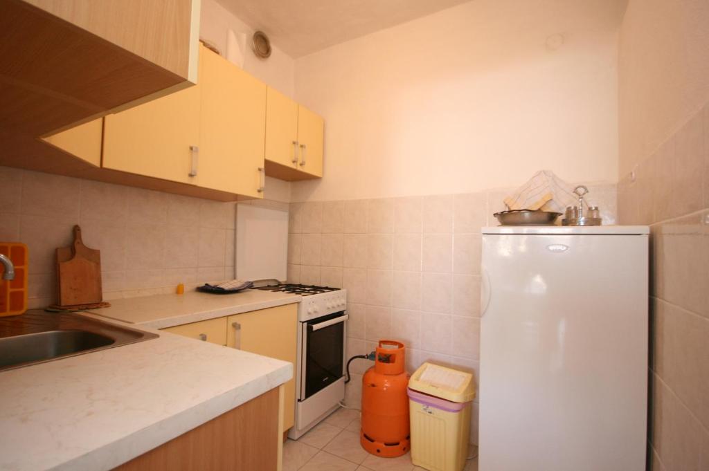 Kuchyň nebo kuchyňský kout v ubytování Apartments by the sea Metajna, Pag - 6395