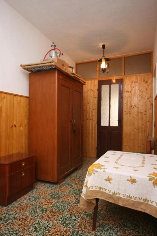 Postel nebo postele na pokoji v ubytování Apartments by the sea Metajna, Pag - 6395