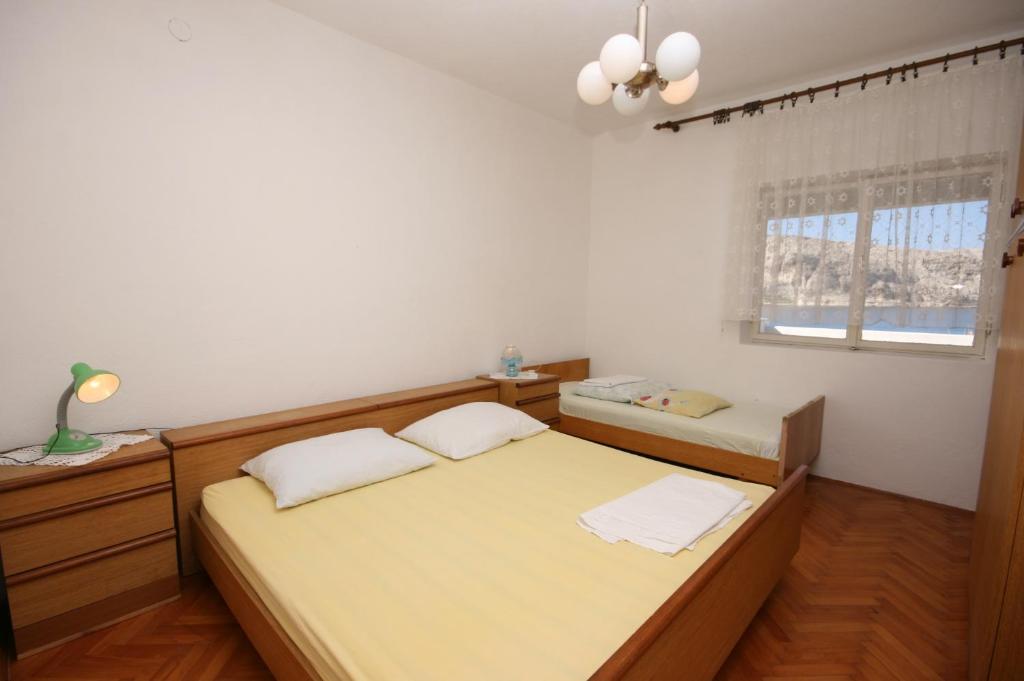 Postel nebo postele na pokoji v ubytování Apartments by the sea Metajna, Pag - 6395
