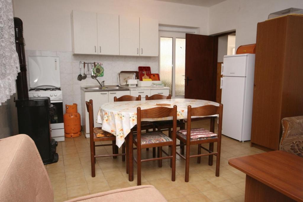 Kuchyň nebo kuchyňský kout v ubytování Apartments by the sea Metajna, Pag - 6395