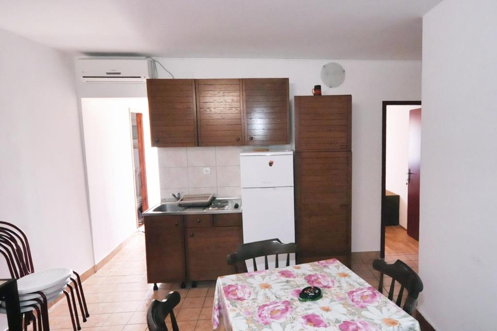 Kuchyň nebo kuchyňský kout v ubytování Apartments with a parking space Metajna, Pag - 6421