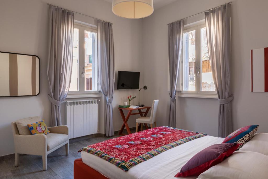 1 dormitorio con 1 cama, 1 silla y ventanas en Now Apartments, ApartHotel in the heart of Rome, en Roma
