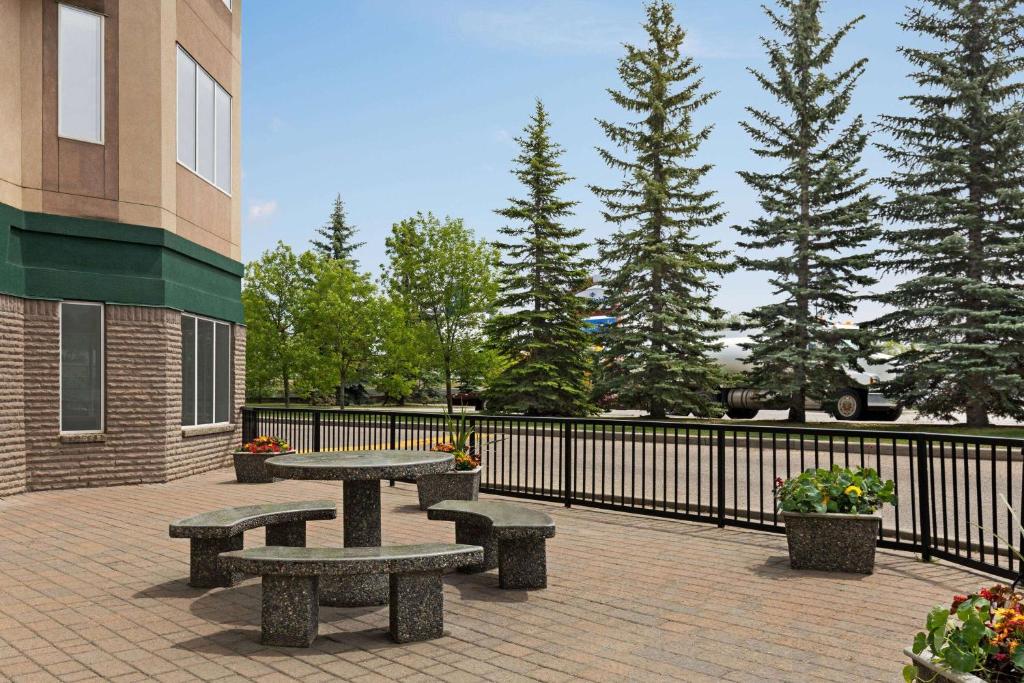 Balkón nebo terasa v ubytování Super 8 by Wyndham Calgary Shawnessy Area